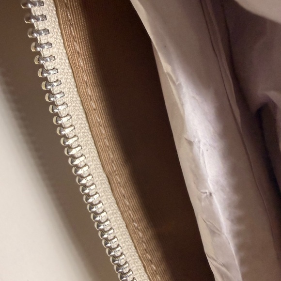 Coach Newspaper Print Shoulder Bag in Cream and Black NWT - Picture 9 of 14